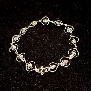 7-inch Silver-Tone Simple Elegant Heart Clasped Timeless Chain Bracelet